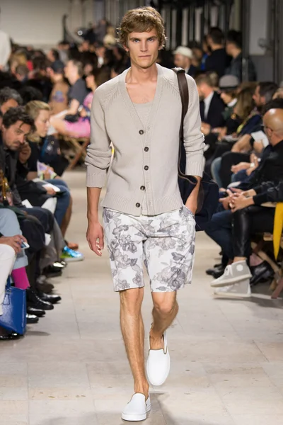 Look 16
